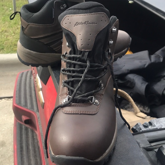 Men’s Hiking Boots - Picture 3 of 5